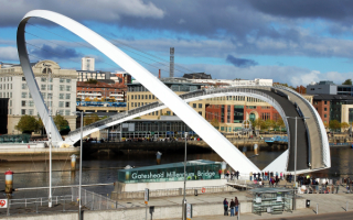 Мост Миллениум  - мост в Гейтсхеде, пересекающий реку Тайн; первый в мире наклоняемый мост.