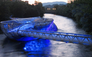 Мост через реку Мур в австрийском Граце