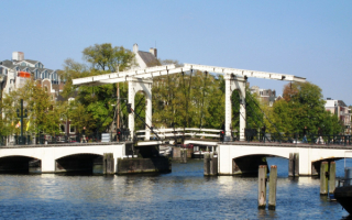 Разводной мост через реку Амстел в центре Амстердама