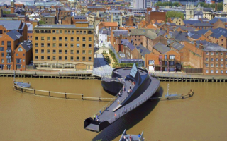 Разводной пешеходный мост  на реке Халл в Англии