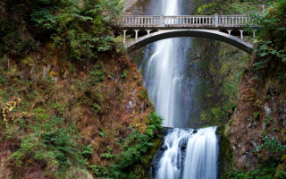 Мост над водопадом.