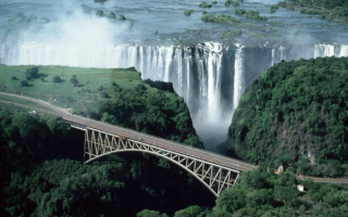Мост у водопада Виктория.