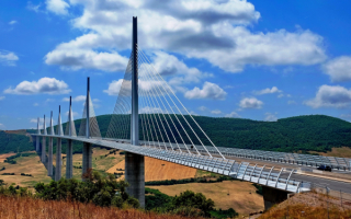 Вантовый мост через долину реки Тарн вблизи города Мийо