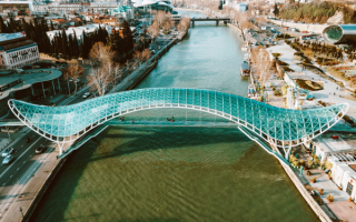 Пешеходный мост через реку Куру в Тбилиси