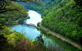 Мост в речном каньоне