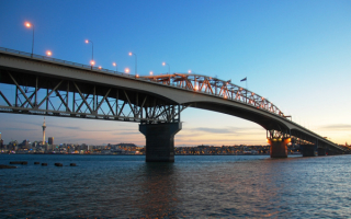 Мост Харбор Бридж через залив Вайтемата в Окленде