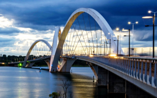 Мост через озеро Параноа в Бразилиа