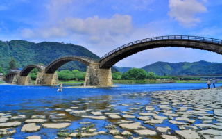 Мост Кинтай - арочный пешеходный мост через реку Нисики в городе Ивакуни