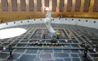 Вечный огонь в зале славы в Волгограде