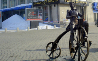 Памятник изобретателю велосипеда Ефиму Артамонову в Екатеринбурге