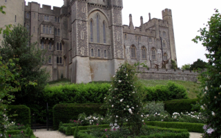 Замок в зеленом саду