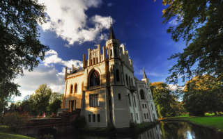 Замок в парке