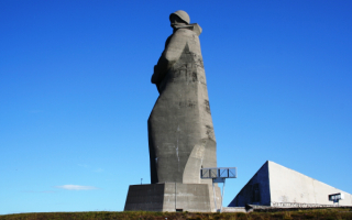 Памятник защитникам советского заполярья в городе-герое Мурманске