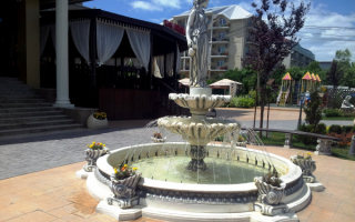 Фонтан у отеля Аврора в Витязево