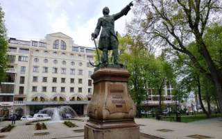 Памятник Петру 1 в Петровском сквере в Воронеже