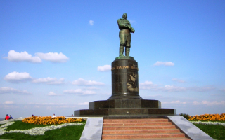 Памятник Чкалову в Нижнем Новгороде