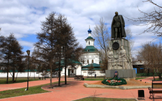 Иркутск.Памятник адмиралу Колчаку у Знаменского монастыря