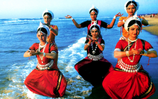 Индийский танец на берегу в Гоа