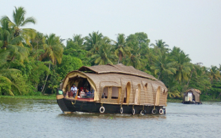 Индия. Плавучие дома на реке