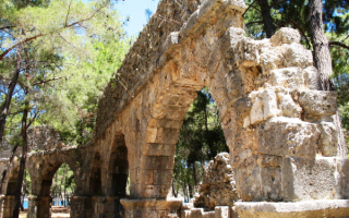 Древний акведук в Фаселисе. Турция