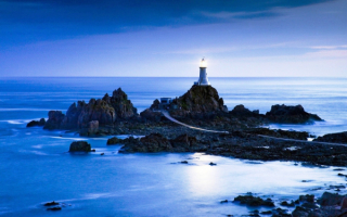 Маяк на рифах