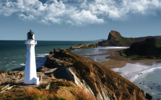 Маяк на скалистом берегу