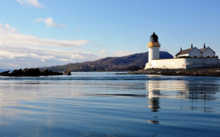 Маяк на скалистом мысе