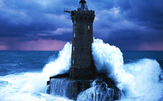 Маяк, море, шторм.