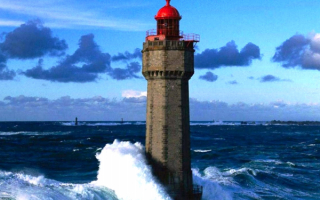 Маяк в бушующем море