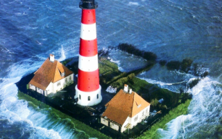 Маяк на маленьком острове
