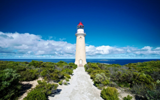 Маяк на берегу