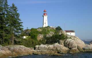 Маяк на каменном мысе