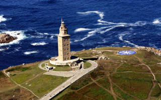 Башня Геркулеса  - древнейший действующий маяк