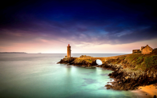 Маяк Фаре дю Пети Мину во Франции