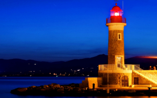 Морской маяк ночью