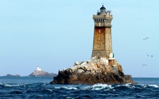 Пара маяков Tevennec и La Vieille на атлантическом побережье Франции