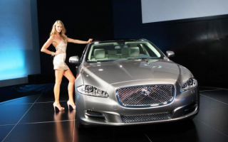 Девушка и Ягуар XJ