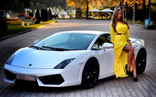 Девушка и белый Lamborghini Aventador