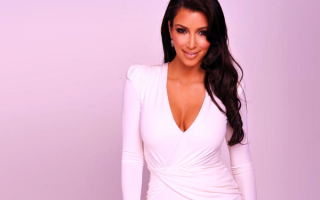Ким Кардашян в белом платье