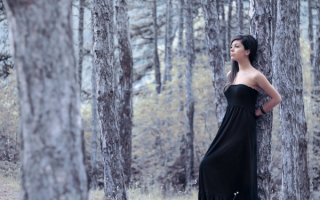 Девушка в в лесу в черном платье
