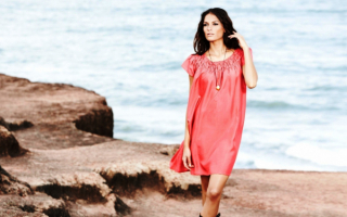 Девушка в платье на берегу