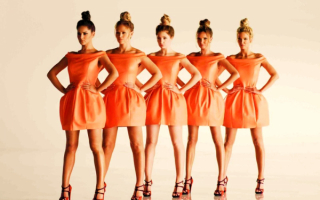 Девушки в оранжевых платьях