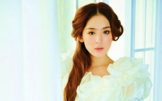 Азиатка в белом платье