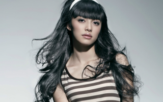 Азиатка с белой лентой