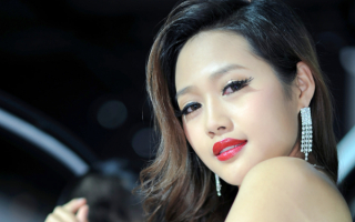 Азиатка с длинными серьгами