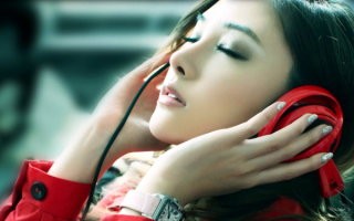 Азиатка слушает музыку