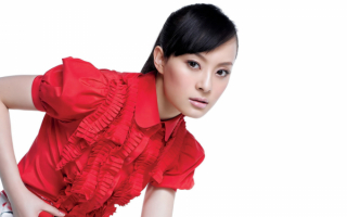 Азиатка в красной блузке