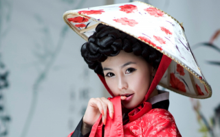 Азиатка в национальной одежде