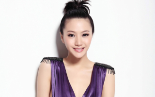 Азиатка в фиолетовом платье