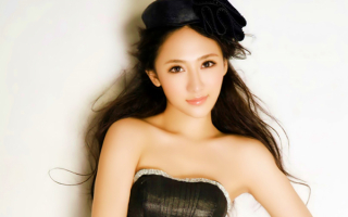 Азиатка в черной шляпке